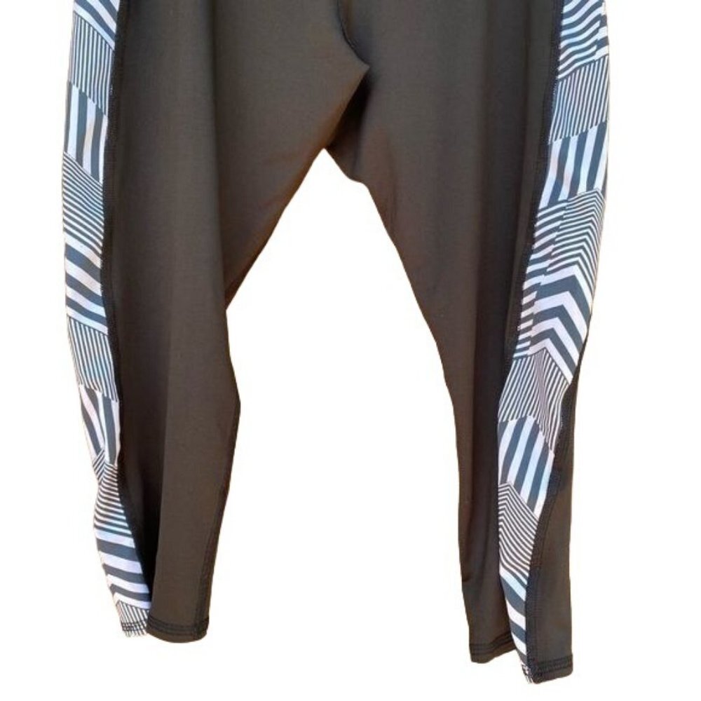 Life Elsewhere Active Black Grey Athletic Capri Leggings Size Medium - Picture 5 of 8